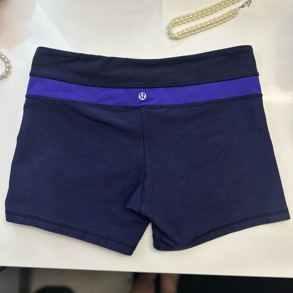 Lululemon Reverse Groove Short *Denim
Deep Indigo Slub Denim / Bruised Berry - Picture 3 of 10